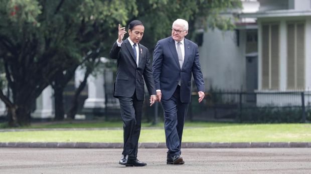 Presiden Indonesia Joko Widodo berbicara saat Presiden Jerman Frank-Walter Steinmeier selama pertemuan mereka di Istana Kepresidenan di Bogor, Kamis (16/6/2022). (Mast Irham/Pool via REUTERS)
