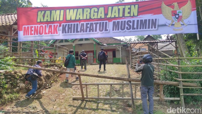 Lokasi sekolah milik Khilafatul Muslimin di Dusun Jaten, Desa Wonokerto, Kecamatan Wonogiri Kota, Wonogiri, dipasangi garis polisi, Kamis (16/6/2022).