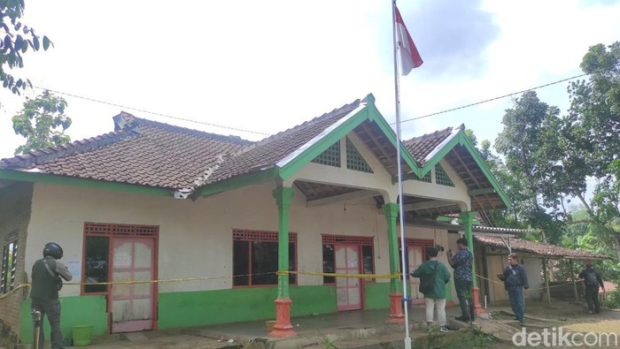 Lokasi sekolah milik Khilafatul Muslimin di Dusun Jaten, Desa Wonokerto, Kecamatan Wonogiri Kota, Wonogiri, dipasangi garis polisi, Kamis (16/6/2022).