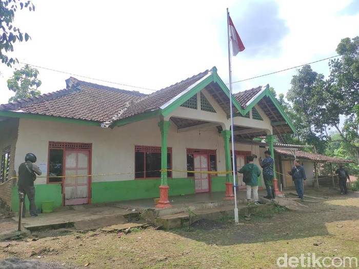 Lokasi sekolah milik Khilafatul Muslimin di Dusun Jaten, Desa Wonokerto, Kecamatan Wonogiri Kota, Wonogiri, dipasangi garis polisi, Kamis (16/6/2022).