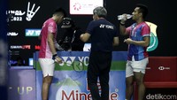 Pram/Yere mendengarkan arahan pelatih saat berhadapan dengan peraih medali emas Olimpiade Tokyo, Lee Yang/Wang Chi-lin dalam pertandingan lanjutan Indonesia Open 2022.
