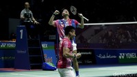 Gim ketiga berjalan, Pram/Yere langsung mendapat dua poin. Setelah disela Lee/Wang sekali, Pram/Yere mendapat satu poin lagi hingga unggul 3-1. Enam poin beruntun didapat Pram/Yere. Mereka pun unggul 8-2 dari Lee/Wang. Hingga interval, Pram/Yere bisa unggul. Saat mengelap keringat mereka unggul 11-6.