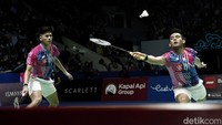 Ganda putra Indonesia Pramudya Kusumawardana/Yeremia Erich Yoche Yakob Rambitan menumbangkan peraih medali emas Olimpiade Tokyo, Lee Yang/Wang Chi-lin dalam pertandingan lanjutan Indonesia Open 2022 yang digelar di Istora Senayan, Jakarta, Kamis (16/6/2022).