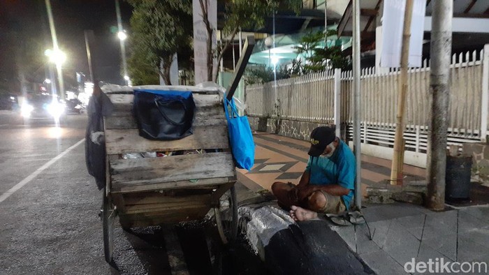 Manusia gerobak di Jalan MH Thamrin, Semarang, Kamis (16/6/2022).