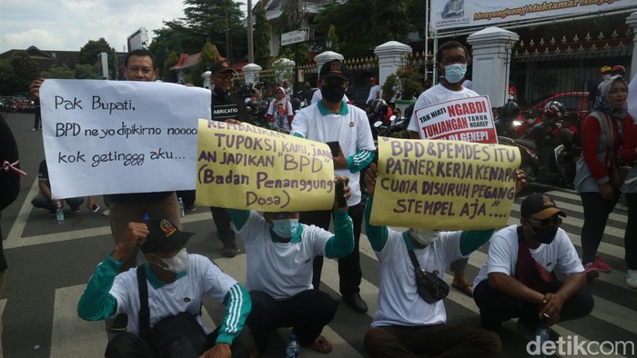 Massa anggota BPD se-Pati gelar demo di depan DPRD Pati, Kamis (16/6/2022).