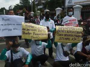Massa Anggota Badan Permusyawaratan Desa di Pati Demo Tuntut Tunjangan Naik