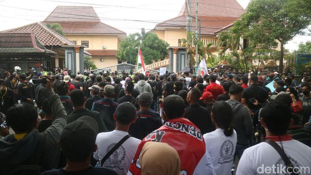 Massa anggota BPD se-Pati gelar demo di depan DPRD Pati, Kamis (16/6/2022).