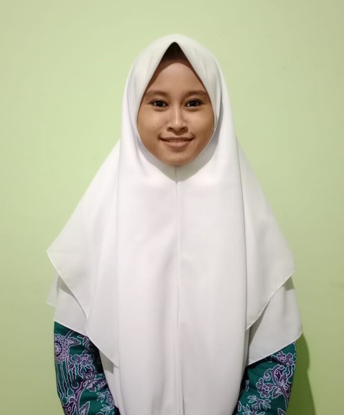 Meila Cahyani Putri tercatat sebagai jemaah haji termuda di Kota Denpasar. Ia saat ini berusia 20 tahun.