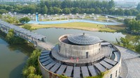 Seluruh taman konsumsi energi nol terdiri dari sistem energi terbarukan panel surya ditambah dengan penyimpanan energi.