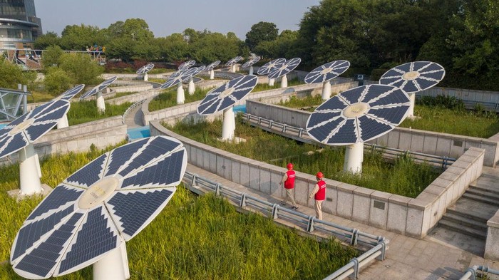 Melihat Taman Panel Surya di China ZHENJIANG, CHINA - JUNE 16, 2022 - Power workers inspect photovoltaic power generation facilities at Binjiang Park in Yangzhong City, Zhenjiang city, East China's Jiangsu Province, June 16, 2022. Binjiang Park is the first zero-carbon park in Jiangsu province with a variety of solar photovoltaic installations. The park covers an area of 1100 mu. From the rechargeable photovoltaic seats to the landscape lamp, and then to the pavilion with its own power generation, the whole zero-energy consumption park is composed of photovoltaic + energy storage renewable energy system. (Photo credit should read CFOTO/Future Publishing via Getty Images)