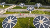 Taman Binjiang adalah taman tanpa karbon pertama di provinsi Jiangsu dengan berbagai instalasi panel surya.