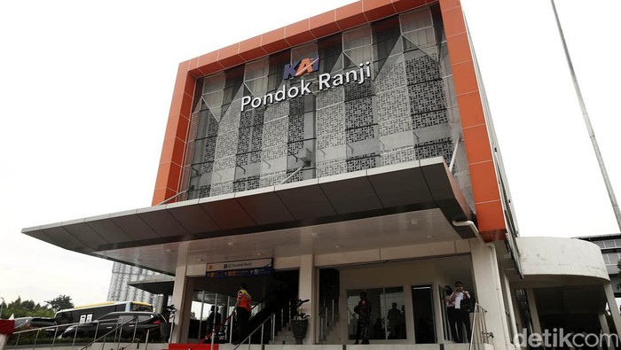 Melihat Wajah Baru Stasiun Pondok Ranji Usai Direvitalisasi Stasiun KRL Pondok Ranji, Tangerang Selatan, telah resmi ditata ulang. Penataan dilakukan untuk mengurai kemacetan. Yuk, lihat wajah baru Stasiun Pondok Ranji.
