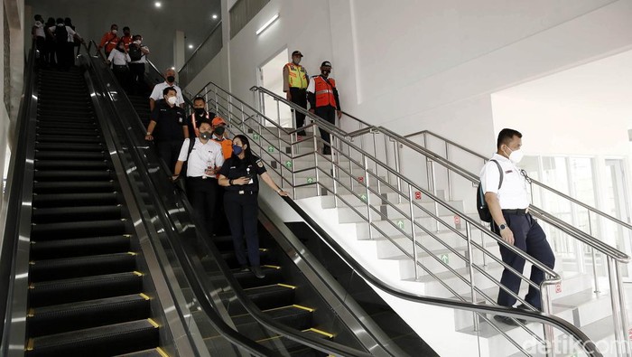 Melihat Wajah Baru Stasiun Pondok Ranji Usai Direvitalisasi Stasiun KRL Pondok Ranji, Tangerang Selatan, telah resmi ditata ulang. Penataan dilakukan untuk mengurai kemacetan. Yuk, lihat wajah baru Stasiun Pondok Ranji.