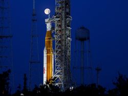 Menawan! Kala Purnama Stroberi Bertemu Roket ke Bulan di AS