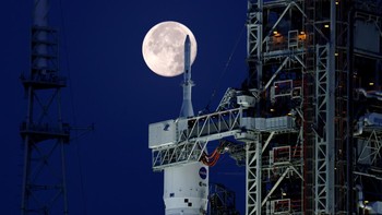 Sebagai informasi, SLS adalah roket paling kuat yang pernah dibuat NASA. Roket ini menghasilkan daya dorong 15% lebih banyak selama lepas landas dan pendakian dibandingkan roket Saturn V yang terbang selama program luar angkasa tahun 1960-an dan 1970-an. SLS mampu membawa bobot lebih dari 27 ton ke Bulan.  