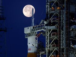 Menawan! Kala Purnama Stroberi Bertemu Roket ke Bulan di AS