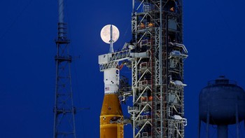 Sementara itu, Artemis I adalah misi tanpa awak yang akan terbang ribuan mil di luar Bulan dan kemudian kembali ke Bumi setelah sekitar tiga minggu. Bagian selanjutnya dari misi, Artemis II, akan membawa kru terbang ke Bulan, dan tahap akhir program, Artemis III, akan membawa manusia ke permukaan Bulan untuk pertama kalinya sejak Apollo 17 berjalan di Bulan pada tahun 1972.