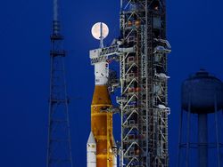 Menawan! Kala Purnama Stroberi Bertemu Roket ke Bulan di AS