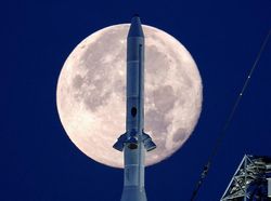 Menawan! Kala Purnama Stroberi Bertemu Roket ke Bulan di AS