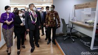 Lee Sang-Min melihat pelayanan di Mal Pelayanan Publik Provinsi DKI Jakarta.