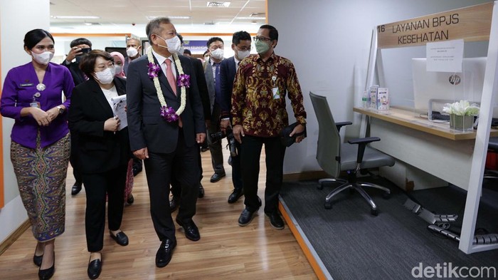 Menteri Dalam Negeri dan Keamanan Korea Selatan Lee Sang-Min saat berkunjung di Mal Pelayanan Publik Provinsi DKI Jakarta, Kuningan, Jakarta Selatan, Kamis (16/6/2022). Kunjungan kerja ini untuk melihat pelayanan publik di Jakarta.