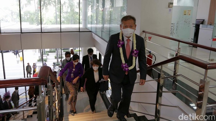 Menteri Dalam Negeri dan Keamanan Korea Selatan Lee Sang-Min saat berkunjung di Mal Pelayanan Publik Provinsi DKI Jakarta, Kuningan, Jakarta Selatan, Kamis (16/6/2022). Kunjungan kerja ini untuk melihat pelayanan publik di Jakarta.