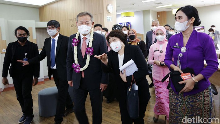 Menteri Dalam Negeri dan Keamanan Korea Selatan Lee Sang-Min saat berkunjung di Mal Pelayanan Publik Provinsi DKI Jakarta, Kuningan, Jakarta Selatan, Kamis (16/6/2022). Kunjungan kerja ini untuk melihat pelayanan publik di Jakarta.