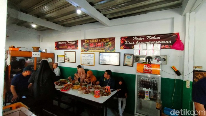 Menjajal Ayam dan Jengkol Goreng Legend Mang Iki Garut Ada satu tempat makan legendaris di Garut. Menunya, khas masakan Sunda yang menjadi favorit pejabat dan pesohor. Jengkol dan belut gorengnya mantap pisan euy!