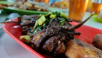Di tempat ini, menu andalannya adalah ayam goreng dan kepala ikan mas goreng. Yang jadi ciri khas, adalah taburan bawang daun goreng di atas tiap menunya. Menu yang sederhana namun terasa nikmat di lidah, khususnya jika disantap di tempat.