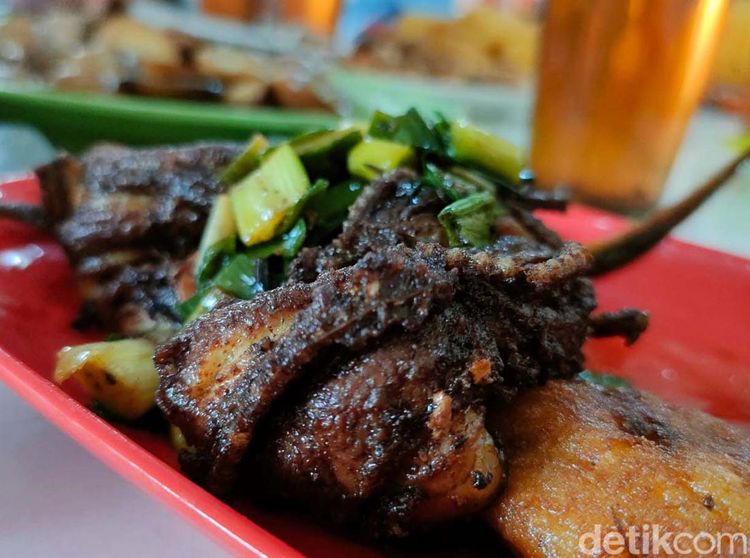 Di Garut, Cobalah Legenda Ayam dan Jengkol Goreng Mang Iki