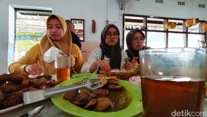 Ada satu tempat makan legendaris di Garut. Menunya, khas masakan Sunda yang menjadi favorit pejabat dan pesohor. Jengkol dan belut gorengnya mantap pisan euy!