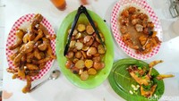 Selain ayam kampung dan kepala ikan mas goreng. Menu yang kerap jadi buruan di tempat ini adalah belut dan jengkol goreng. Belut sawah yang digoreng setengah matang rasanya menggoyang lidah. Jengkol gorengnya juga tidak alot.