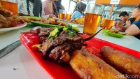Tempe-tempe goreng, sambal leunca, perkedel kentang hingga telur ikan dan jeroan ayam seperti ati ampela yang dijual di RM Mang Iki juga tak kalah mantap rasanya. Modal duit Rp 100 ribu, cukup untuk makan berempat di tempat ini.