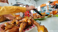 Banyak pelanggan setia tempat makan ini, khususnya kalangan bapak-bapak dan emak-emak. Sebab, RM Mang Iki sudah eksis sejak tahun 1970-an. Tak hanya warga, para pejabat juga sering berkunjung ke tempat ini. 