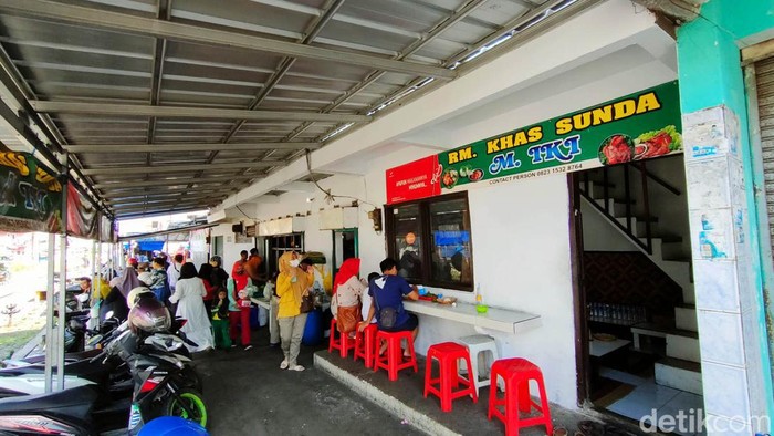 Menjajal Ayam dan Jengkol Goreng Legend Mang Iki Garut Ada satu tempat makan legendaris di Garut. Menunya, khas masakan Sunda yang menjadi favorit pejabat dan pesohor. Jengkol dan belut gorengnya mantap pisan euy!