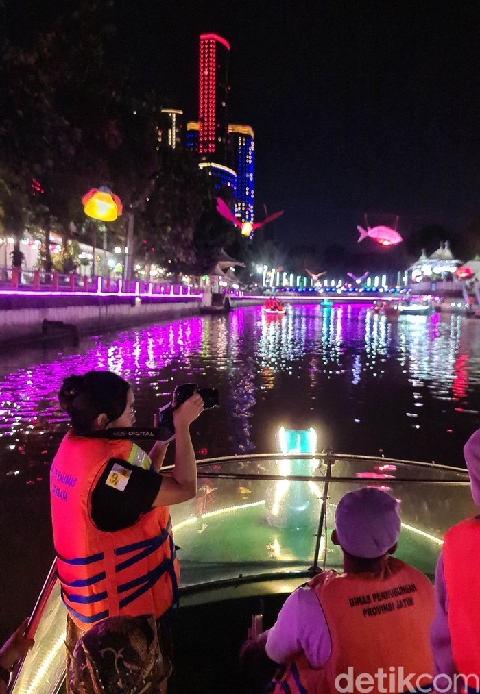Sungai Kalimas yang ada di jantung Kota Surabaya kini jadi primadona baru destinasi wisata air. Kita bisa susur sungai, nggak kalah kok sama di Chao Phraya, Thailand.