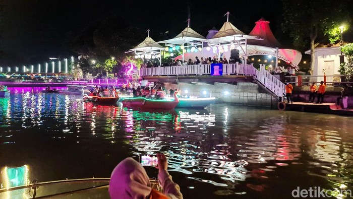 Menjajal Wisata Air Kalimas Surabaya, Nggak Kalah sama Chao Phraya Sungai Kalimas yang ada di jantung Kota Surabaya kini jadi primadona baru destinasi wisata air. Kita bisa susur sungai, nggak kalah kok sama di Chao Phraya, Thailand.