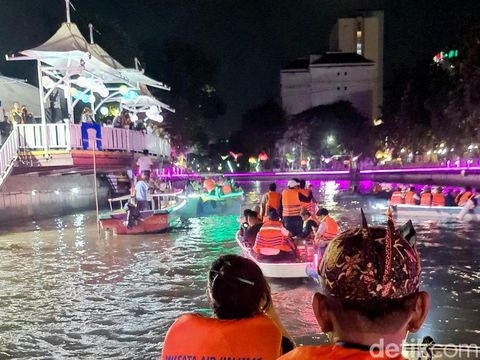 Sungai Kalimas yang ada di jantung Kota Surabaya kini jadi primadona baru destinasi wisata air. Kita bisa susur sungai, nggak kalah kok sama di Chao Phraya, Thailand.