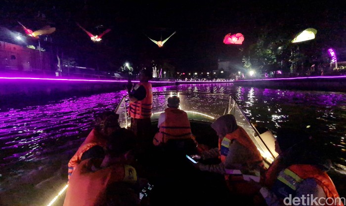 Sungai Kalimas yang ada di jantung Kota Surabaya kini jadi primadona baru destinasi wisata air. Kita bisa susur sungai, nggak kalah kok sama di Chao Phraya, Thailand.
