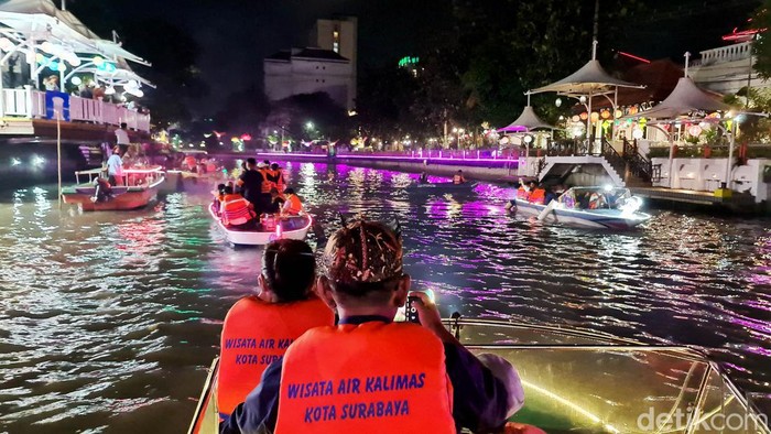 Menjajal Wisata Air Kalimas Surabaya, Nggak Kalah sama Chao Phraya Sungai Kalimas yang ada di jantung Kota Surabaya kini jadi primadona baru destinasi wisata air. Kita bisa susur sungai, nggak kalah kok sama di Chao Phraya, Thailand.