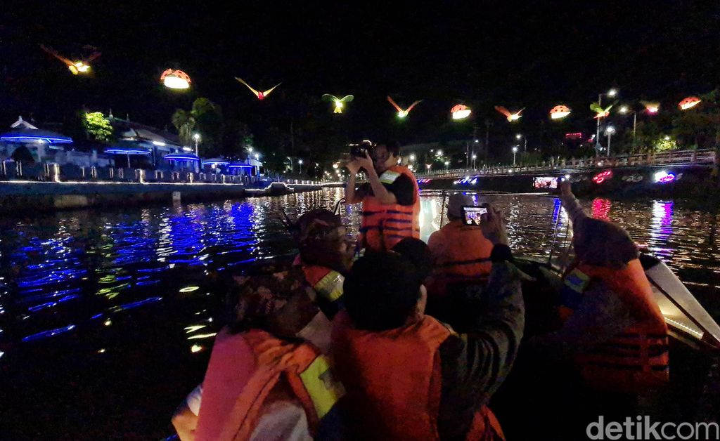 Sungai Kalimas yang ada di jantung Kota Surabaya kini jadi primadona baru destinasi wisata air. Kita bisa susur sungai, nggak kalah kok sama di Chao Phraya, Thailand.