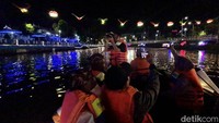 Wisata Air Kalimas juga penuh dengan nilai sejarah dan erat kaitannya dengan Kota Surabaya karena dipergunakan untuk membawa barang-barang berharga yang pada zaman VOC (Vereenigde Oostindische Compagnie) dan menjadi urat nadi perdagangan Kota Surabaya.