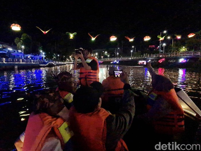 Sungai Kalimas yang ada di jantung Kota Surabaya kini jadi primadona baru destinasi wisata air. Kita bisa susur sungai, nggak kalah kok sama di Chao Phraya, Thailand.
