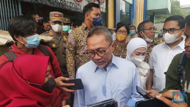 Menteri Perdagangan Zulkifli Hasan melakukan pantauan harga kebutuhan pokok di Pasar Cibubur Kamis (16/6/2022). (CNBC Indonesia/ Ferry Sandi)