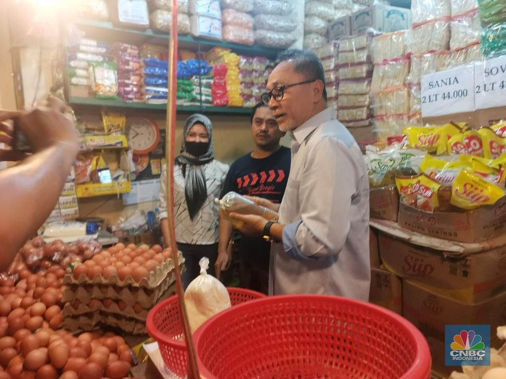 Menteri Perdagangan Zulkifli Hasan melakukan pantauan harga kebutuhan pokok di Pasar Cibubur Kamis (16/6/2022). (CNBC Indonesia/ Ferry Sandi)