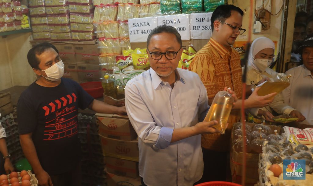 Menteri Perdagangan Zulkifli Hasan saat memantau pasokan dan harga kebutuhan pokok di Pasar Cibubur, Jakarta, Kamis, (16/6/2022). (CNBC Indonesia/ Muhammad Sabki)