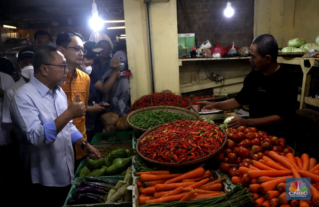 Menteri Perdagangan Zulkifli Hasan saat memantau pasokan dan harga kebutuhan pokok di Pasar Cibubur, Jakarta, Kamis, (16/6/2022). (CNBC Indonesia/ Muhammad Sabki)