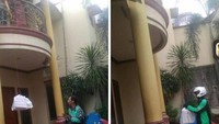 Ada juga momen driver ojek online yang mengantarkan pesanan ke pelanggannya dengan seikat tali. Pelanggan itu yang meminta driver tersebut mengikatkan makanannya karena sedang berada di lantai atas rumahnya. Foto: Instagram @newdramaojol.id