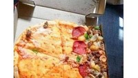 Seorang pelanggan makanan online pernah mengunggah momennya memesan pizza. Topping pizza miliknya berantakan karena sang driver ojol membawanya dalam posisi miring. Foto: Instagram @newdramaojol.id
