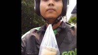Driver ojek online yang tak diketahui namanya ini pernah membagikan foto lucunya saat mengantarkan es kopi susu. Karena di motornya tak memiliki tempat untuk menyangkutkan plastik, maka pada menaruhnya di tali helm. Foto: Instagram @newdramaojol.id